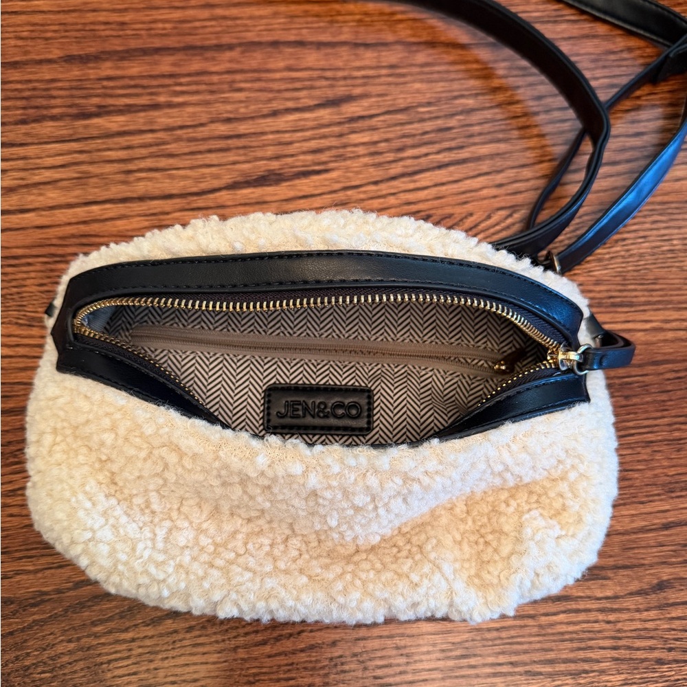 GREAT FOR WINTER! Stylish Cream and Black Sherpa Crossbody Bag - Picture 4 of 8